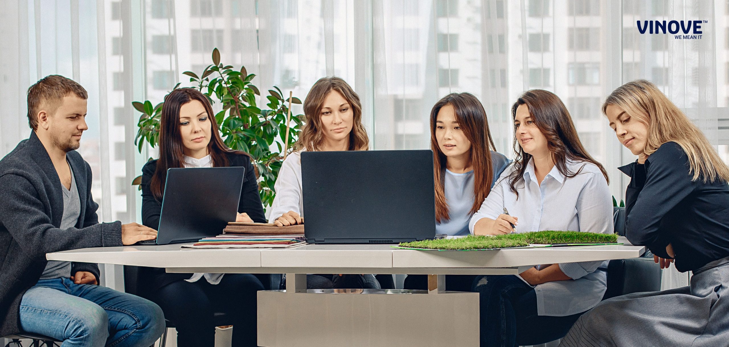 Featured image Empowering Women in Tech min scaled